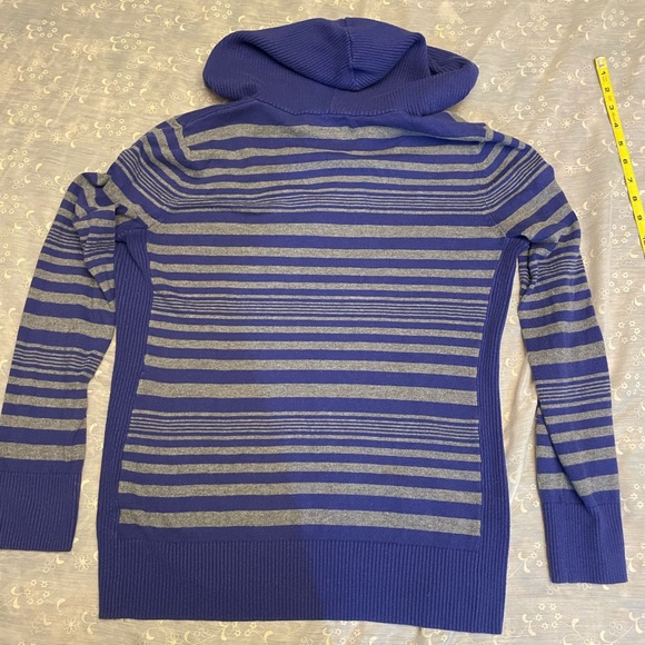 Banana Republic hooded striped sweater. In good condition. - Picture 3 of 9